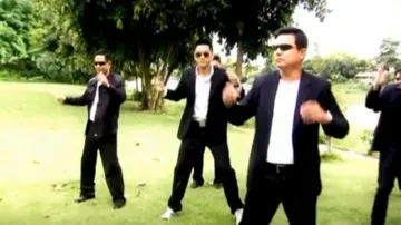 Tančící thajští policisté