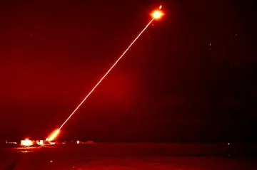 Britové úspěšně otestovali „Dračí oheň“. Laserová zbraň trefí minci z kilometrové vzdálenosti