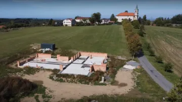 Černá stavba ve Včelákově