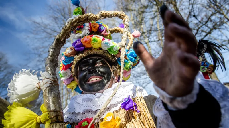 Masopustní průvod masek ve skanzenu na Veselém Kopci na Chrudimsku