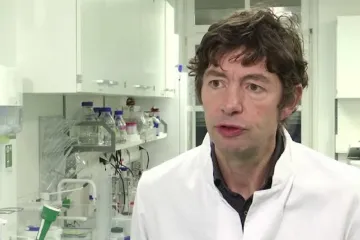 Skupinové imunity proti covidu nejde dosáhnout, tvrdí virolog, který objevil SARS. Z pandemie viní čínské kožešinové farmy
