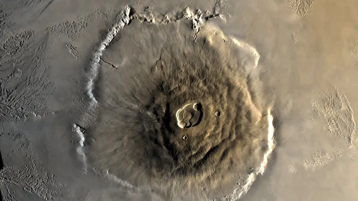 Snímek nejvyšší známé hory sluneční soustavy z června 1978 z družice Viking 1. Olympus Mons je 24 km vysoká s průměrem základny cca 600 km.