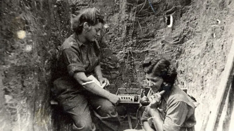 Jako telegrafistka spojovací roty u 1. čs. brigády