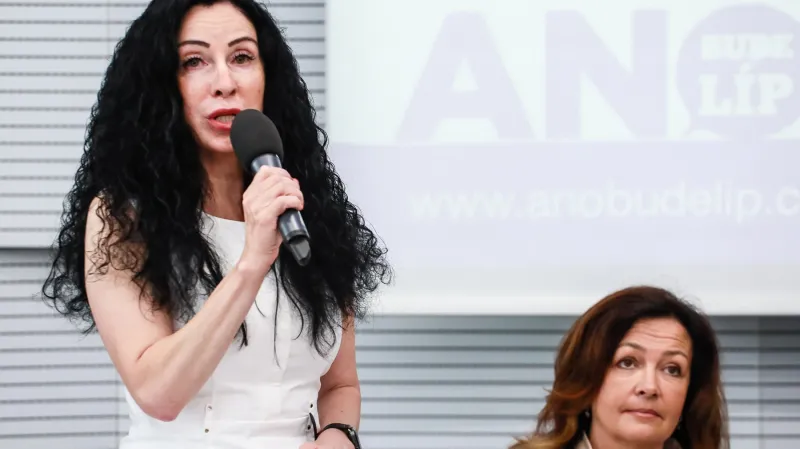 Karin Šulcová (vlevo)