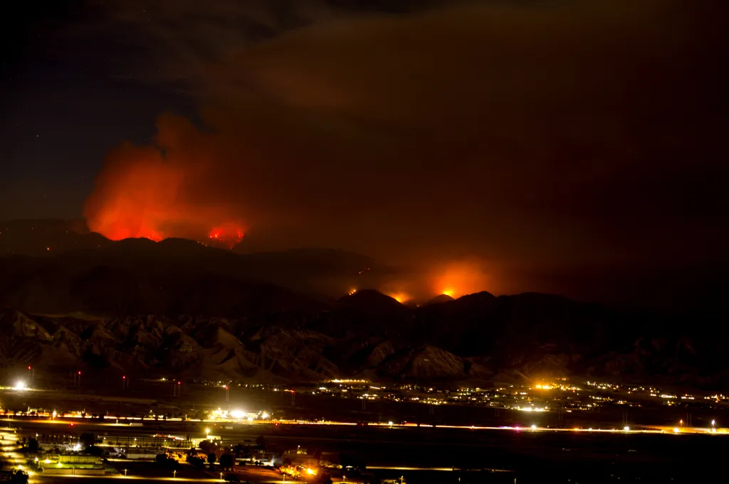 Hasiči bojují s lesními požáry v Kalifornii