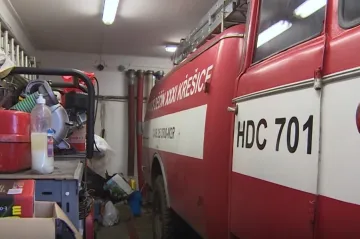 Dobrovolní hasiči pomáhali při povodních. Zamrzla jim ale cisterna