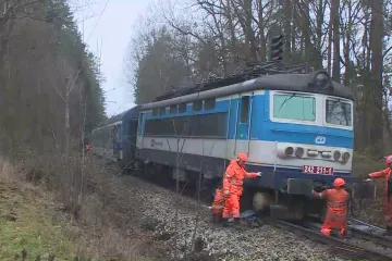 Vykolejený rychlík se vrací na koleje vagon po vagonu, výluka v Hluboké potrvá do úterý