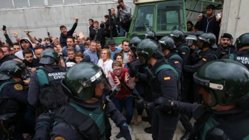 Policejní zásah v Sant Julia de Ramis,  Autor: Albert Gea,  Zdroj: Reuters