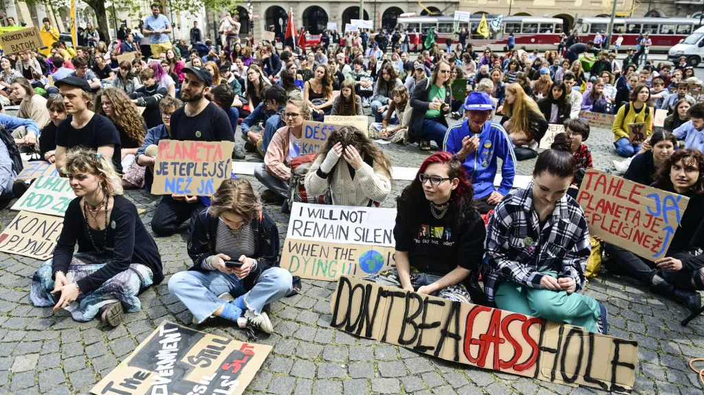 Středoškolští studenti z hnutí Fridays for Future při demonstraci na Malostranském náměstí