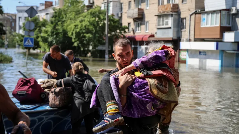 Policie evakuuje obyvatele zatopené části Chersonu
