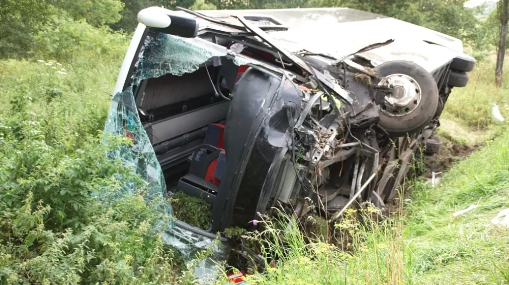 Nehoda italského autobusu a osobního auta na Rakovnicku