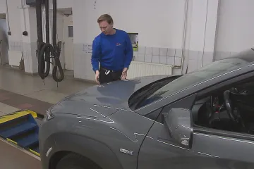 Na technickou kontrolu musí i elektromobily. Řidiči ale ušetří za měření emisí
