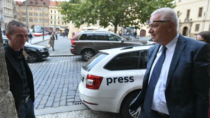 Předseda Pirátů Ivan Barto (vlevo) a místopředseda ANO (Jaroslav Faltýnek) před Poslaneckou sněmovnou