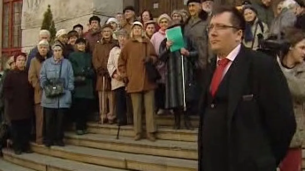 Radní Jiří Janeček s demonstrujícími seniory