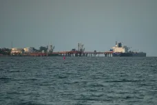 Rusku pomáhá obcházet sankce flotila neprůhledných tankerů. Experti chtějí tvrdší tresty
