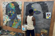 Nigerijský umělec vytváří portréty z vyhozených pantoflů