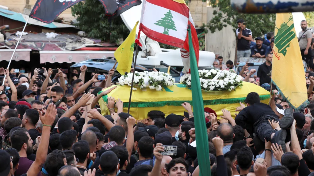 Příznivci Hizballáhu nesou rakev s obětí střelby