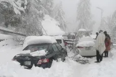 Ve sněhu na severu Pákistánu uvázla tisícovka aut. Mrtvých jsou přes dvě desítky