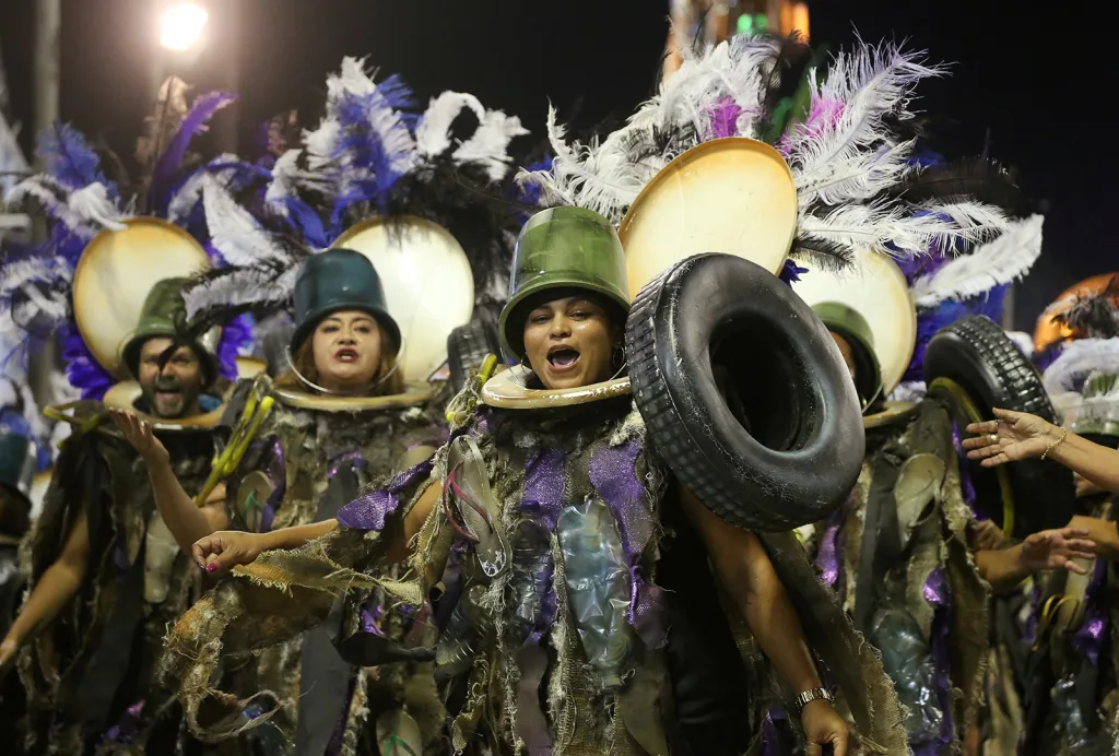 Účastníci karnevalu ze školy samby Grande Rio na sambodromu během prvního dne karnevalového průvodu v Riu de Janeiro