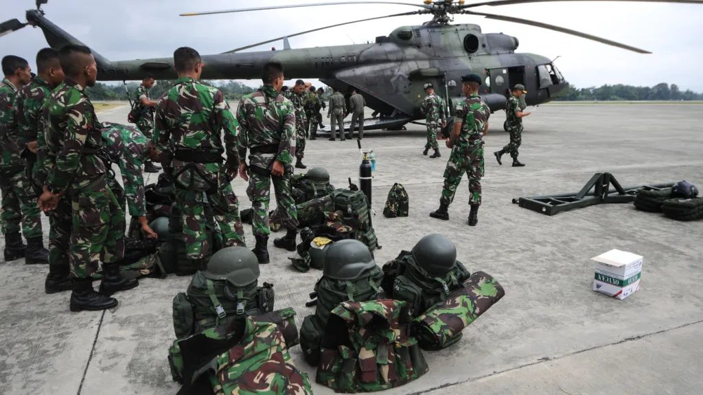 Armádní tým se chystá na místo pádu