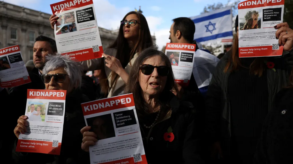 Demonstrace na podporu unesených, snímek ze 7. listopadu v Londýně