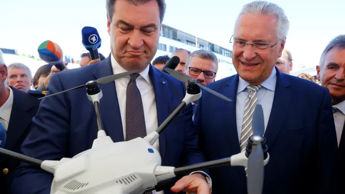 Bavorský premiér Markus Söder a bavorský ministr vnitra Joachim Herrmann si prohlížejí dron pohraniční policie