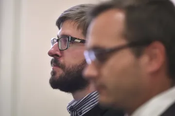 Začal soud kvůli protižidovskému textu. Bartoš se Zemánkem obvinění z antisemitismu odmítli