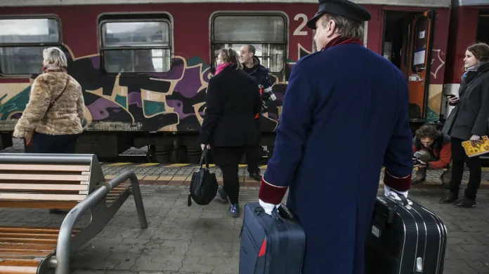 Na bratislavském nádraží pomáhají cestujícím nosiči zavazadel