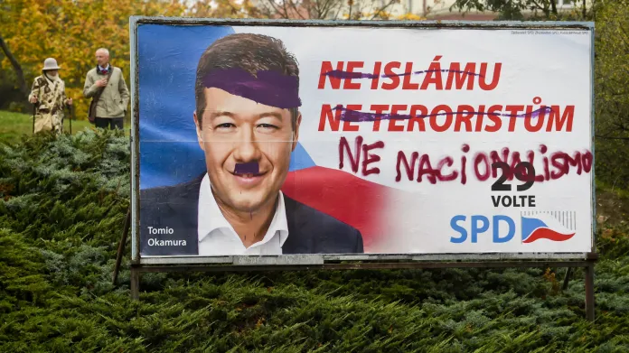 Ne každý Okamurovy názory sdílí. Na snímku pomalovaný billboard v Praze 3 (19. 10. 2017)