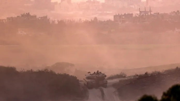 Izraelský tank u Pásma Gazy