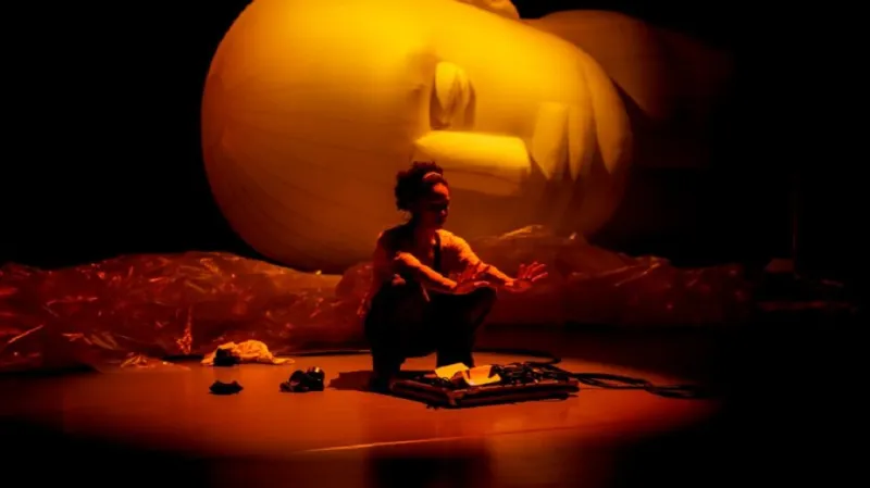 Noise. Šumění davu