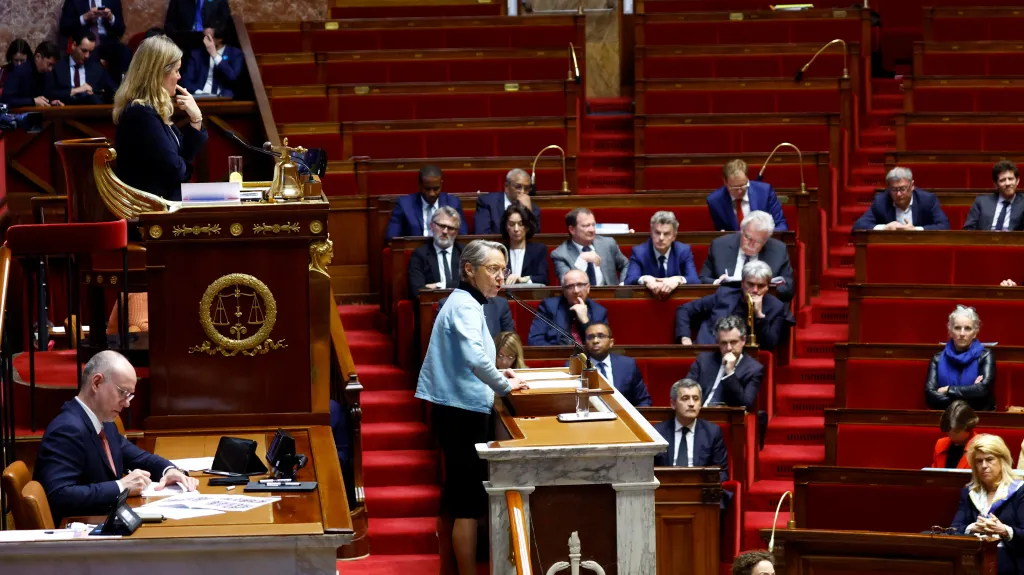 Francouzská premiérka Elisabeth Borneová při projevu v parlamentu