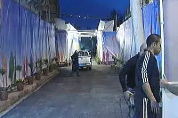 V kyperské Nikósii po 45 letech padla hranice rozdělující Řeky a Turky - a zase se zavřela