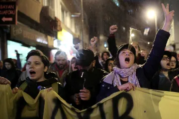 Turecká vláda prodloužila výjimečný stav v zemi. V Istanbulu se demonstrovalo