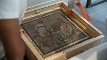 Vrácená mozaika z Pompejí s erotickými motivy