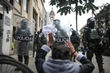 Kolumbijci se bouří proti vládě, policie je rozhání slzným plynem. Tři lidé zemřeli