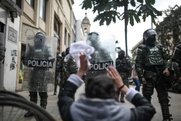 Kolumbijci se bouří proti vládě, policie je rozhání slzným plynem. Tři lidé zemřeli