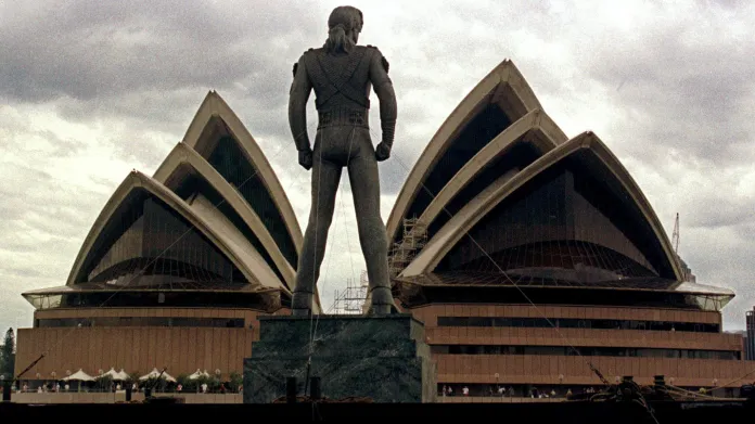 Osmimetrová socha Michaela Jacksona před operou v Sydney (1996)