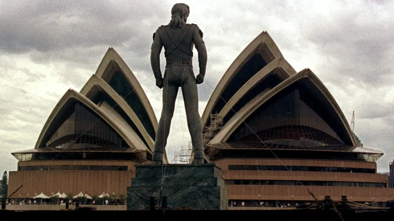 Osmimetrová socha Michaela Jacksona před operou v Sydney (1996)