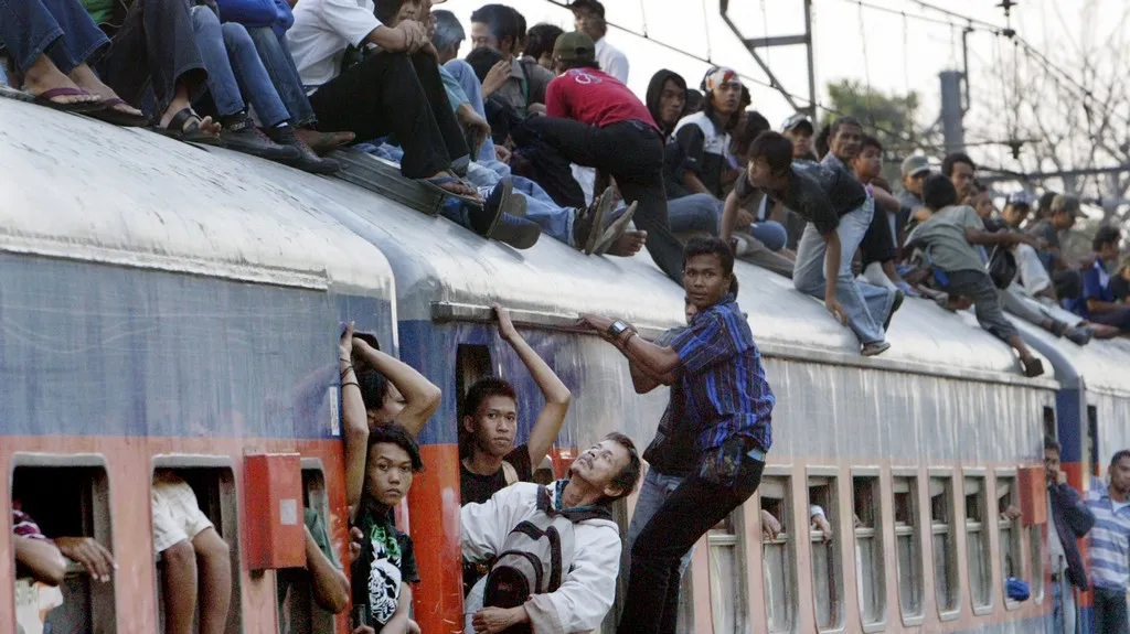 Betonové koule mají Indonésanům zabránit v cestování na střechách vlaků