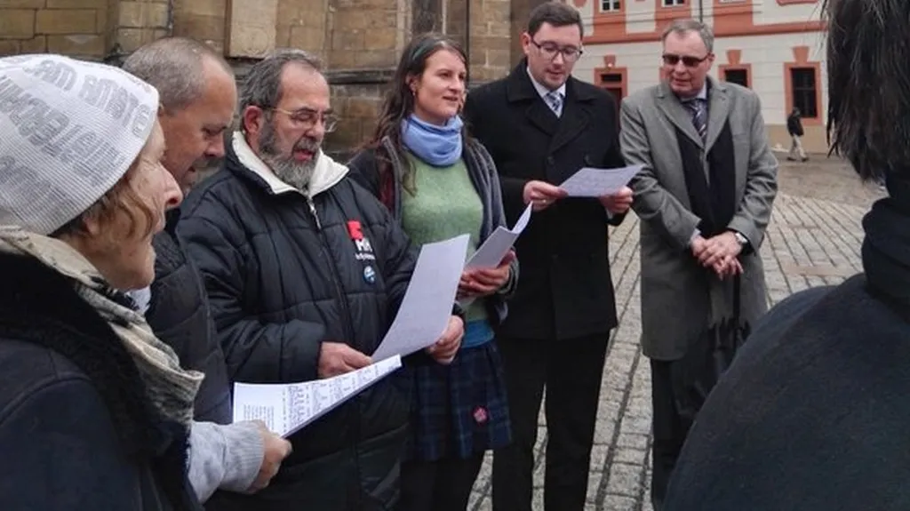 Ovčáček zpívá hymnu se sympatizanty skautů