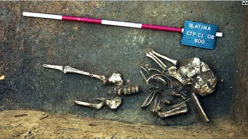 Dětská kostra z hrobu ve Slatině