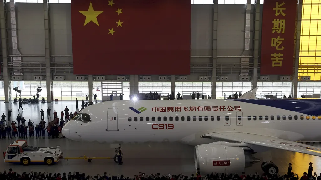 Čínské dopravní letadlo COMAC C919 chce konkurovat obrům z dílny Airbus a Boeing.
