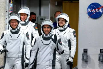 Raketa společnosti SpaceX po několika odkladech odstartovala. Na ISS veze čtyři astronauty