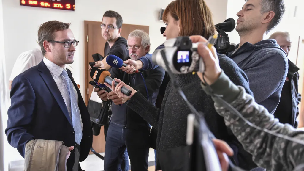 Adam B. Bartoš odpovídá novinářům u soudu