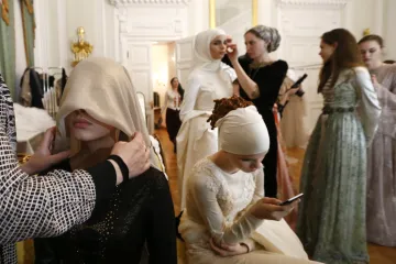 Čečensko zakázalo mužské prvky v ženské módě