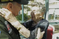 Láska, která nevyprchala ani po 75 letech odloučení. Americký veterán objal svou francouzskou přítelkyni