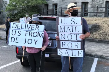 Generální poštmistr USA odkládá reformy. Podle opozice hrozilo ovlivnění voleb