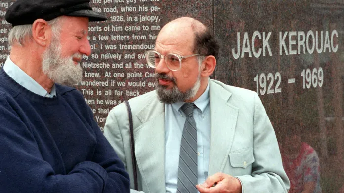 Básník Lawrence Ferlinghetti (vlevo) a spisovatel Allen Ginsberg během vzpomínkové akce na Jacka Kerouaka
