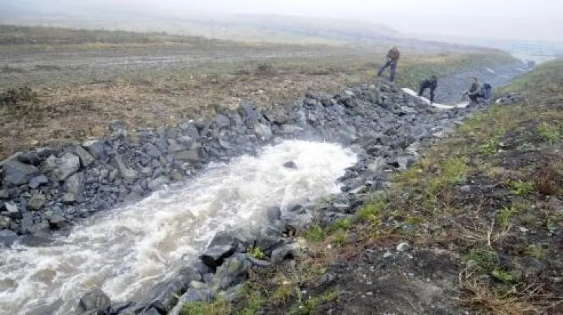 V Mostě bylo slavnostně zahájeno napouštění nového jezera vodou z přivaděče řeky Ohře. Jezero Most vznikne zatopením zbytkové jámy vytěženého hnědouhelného lomu Ležáky. Nejpozději do čtyř let se lom promění v jezero, které bude součástí rekreační zóny.